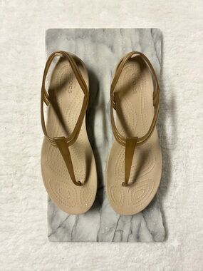 CROCS Isabella T-Strap Sandals Size 9 Tan Gold Open Toe Womens Shoes